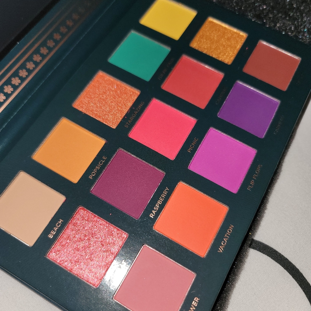EYESHADOW Palette by CROWN